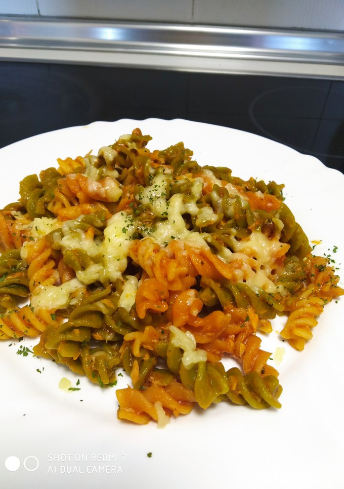 Una foto de Pasta vegetal con atún y mozzarella