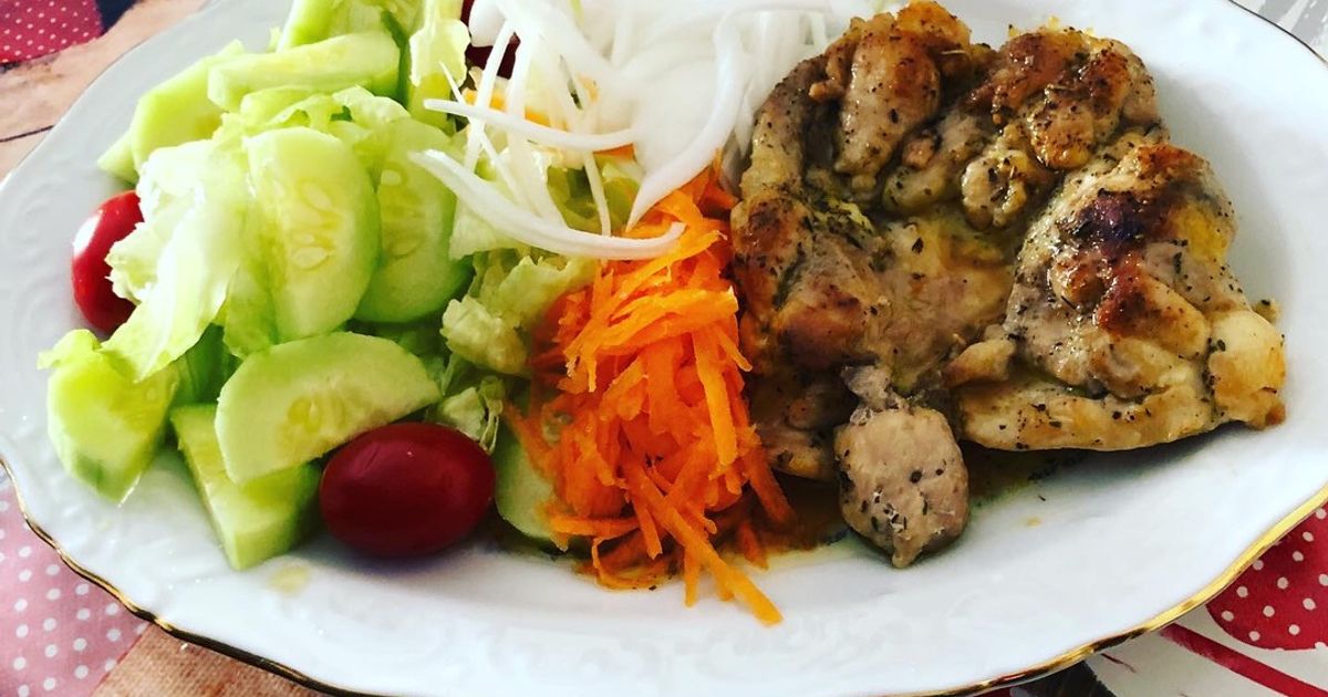 Muslo De Pollo Deshuesado Sin Piel A La Plancha Con Ensalada Receta De muslo-de-pollo-deshuesado-sin-piel-a-la-plancha-con-ensalada-receta-de