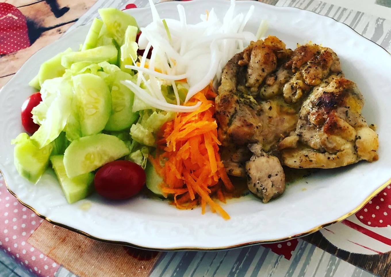 Muslo de pollo deshuesado sin piel a la plancha con ensalada