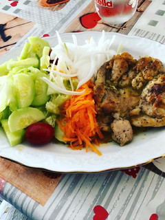 Una foto de Muslo de pollo deshuesado sin piel a la plancha con ensalada