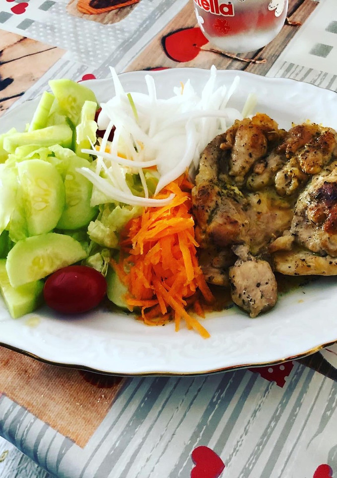 Una foto de Muslo de pollo deshuesado sin piel a la plancha con ensalada