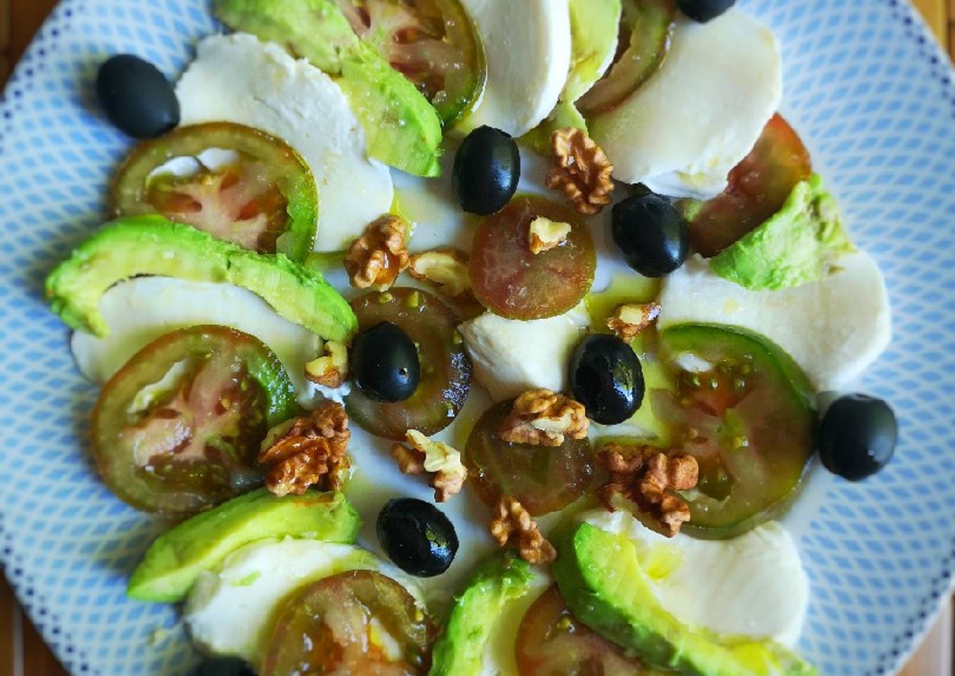 Ensalada de mozzarella y aguacate