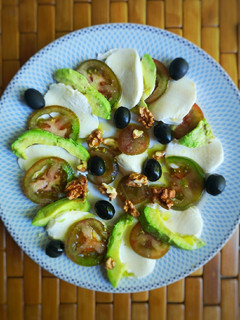 Una foto de Ensalada de mozzarella y aguacate