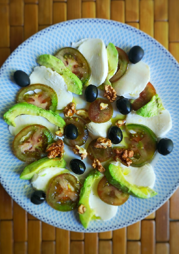Una foto de Ensalada de mozzarella y aguacate