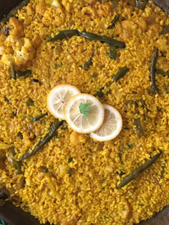 Una foto de Paella vegana de coliflor con toque de cilantro 🥘🍀