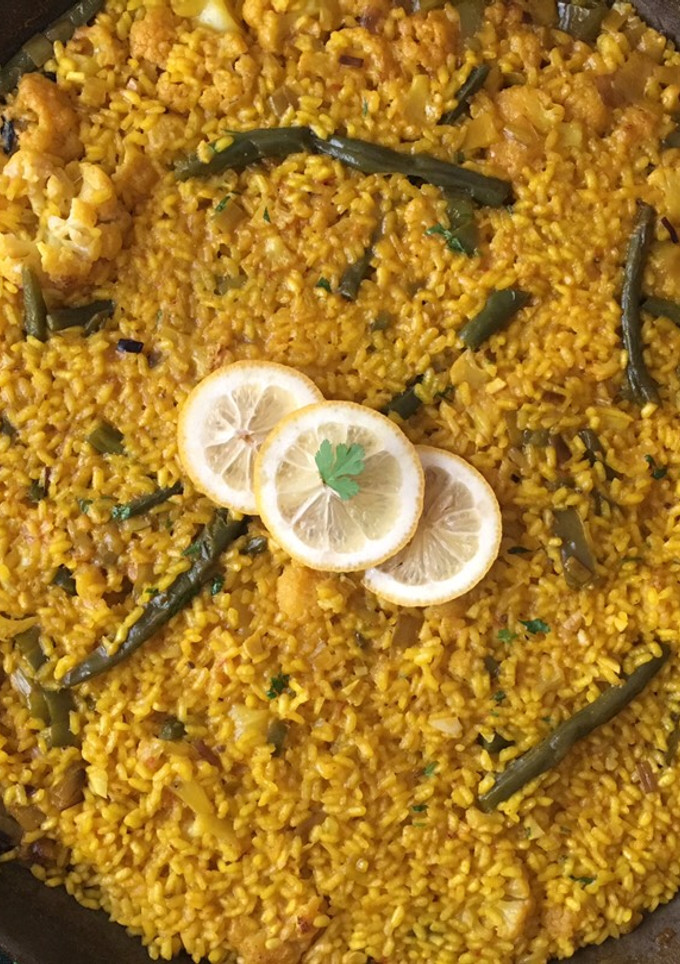Una foto de Paella vegana de coliflor con toque de cilantro 🥘🍀
