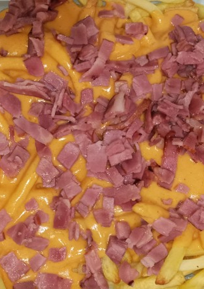 Una foto de Patatas fries bacon y cheese del McDonald's 🍟🧀🥓