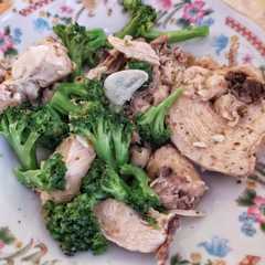 Ayam Rebus Oregano রেসিপির প্রধান ছবি
