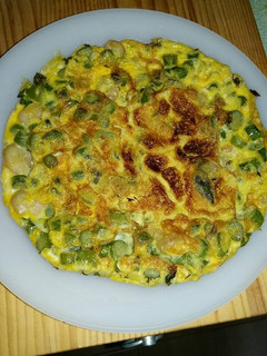 Una foto de Tortilla de espárragos y gambas