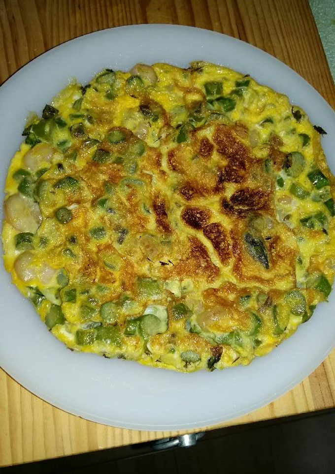Una foto de Tortilla de espárragos y gambas