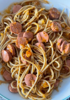 Una foto de Espaguetis integrales con salchichas veganas y salsa de tomate