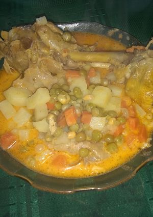 Una foto de Pollo a la crema con verduras
