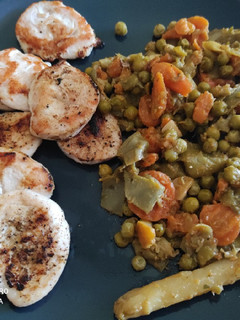 Una foto de Menestra de verduras con solomillo de pavo a la plancha