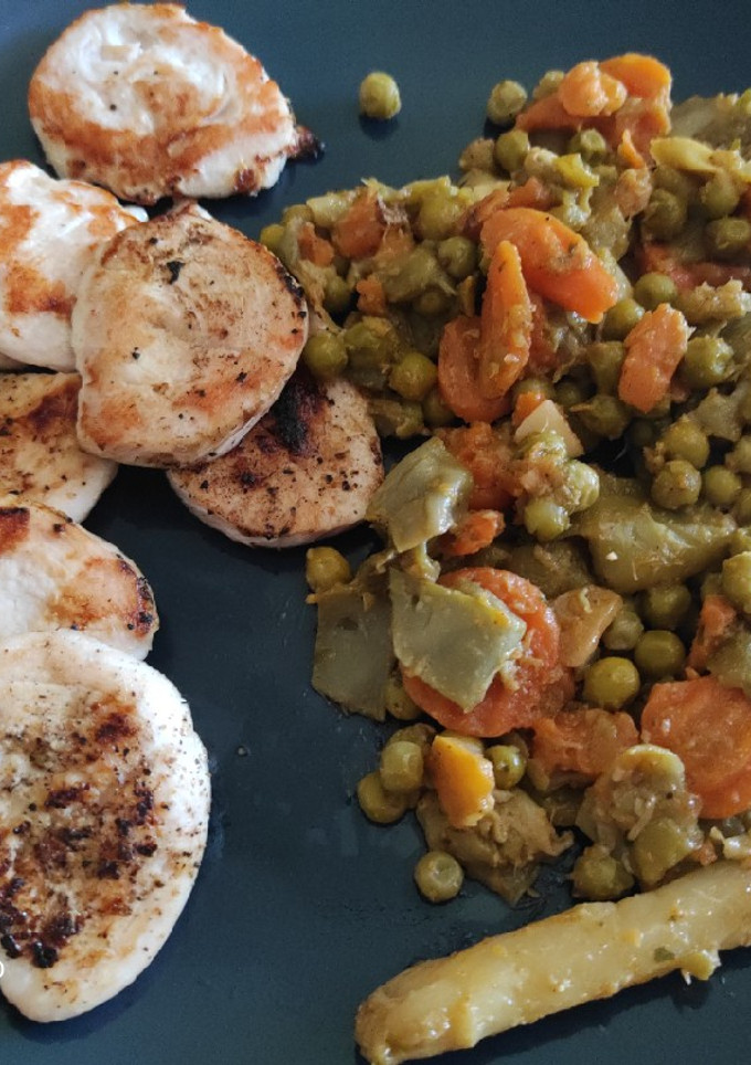 Una foto de Menestra de verduras con solomillo de pavo a la plancha