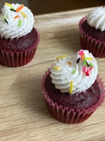 Easy Way Prepare Red Velvet Cupcakes the  Makes Drooling Can spoil the tongue