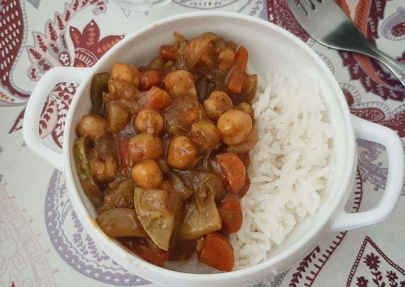 Curry de verduras y garbanzos con arroz basmati