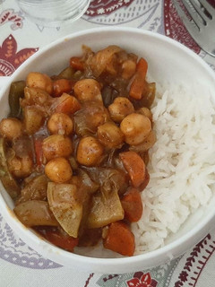 Una foto de Curry de verduras y garbanzos con arroz basmati