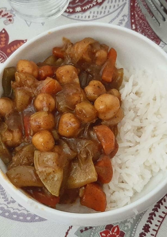Una foto de Curry de verduras y garbanzos con arroz basmati