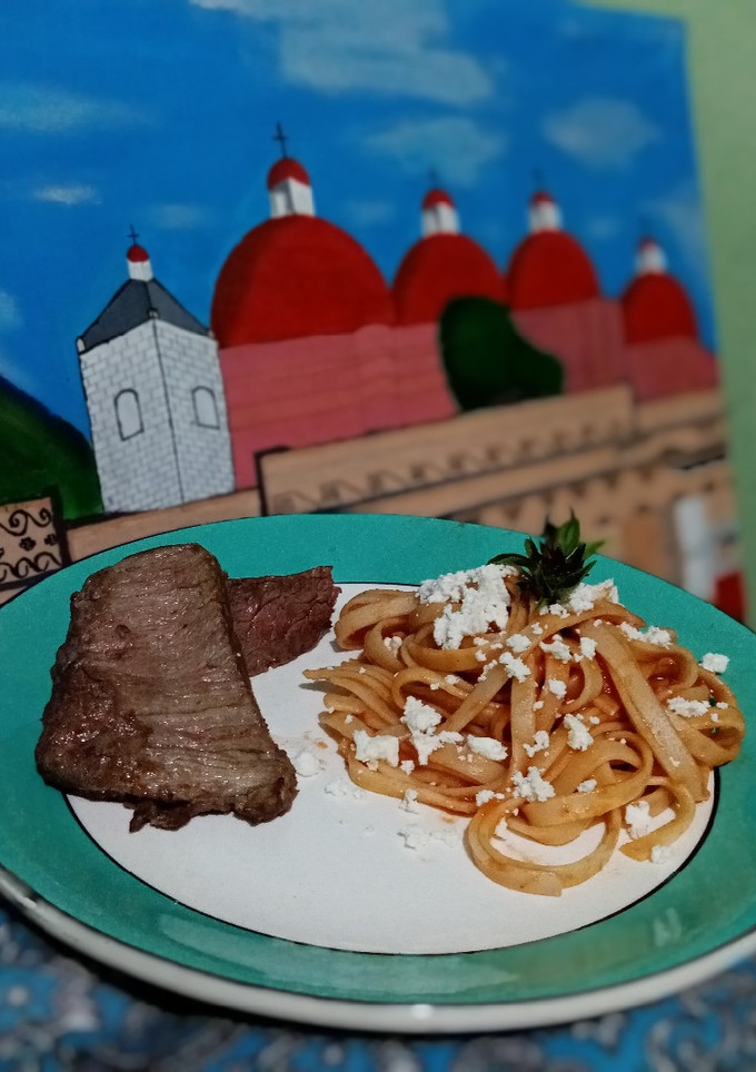 Una foto de Fettuccine arrabiata acompañado de solomillo flameado. 👨‍🍳