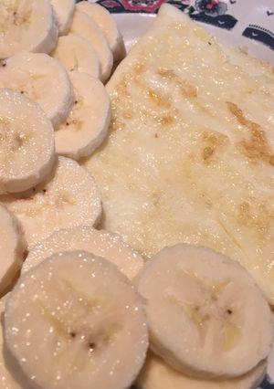Una foto de Tortilla de claras de huevo con manzana y bananas