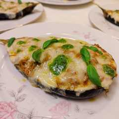 Una foto de Berenjenas al pesto de albahaca, rellenas de atún con tomate