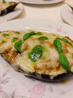 Una foto de Berenjenas al pesto de albahaca, rellenas de atún con tomate