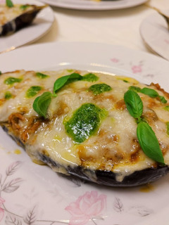 Una foto de Berenjenas al pesto de albahaca, rellenas de atún con tomate