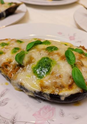 Una foto de Berenjenas al pesto de albahaca, rellenas de atún con tomate