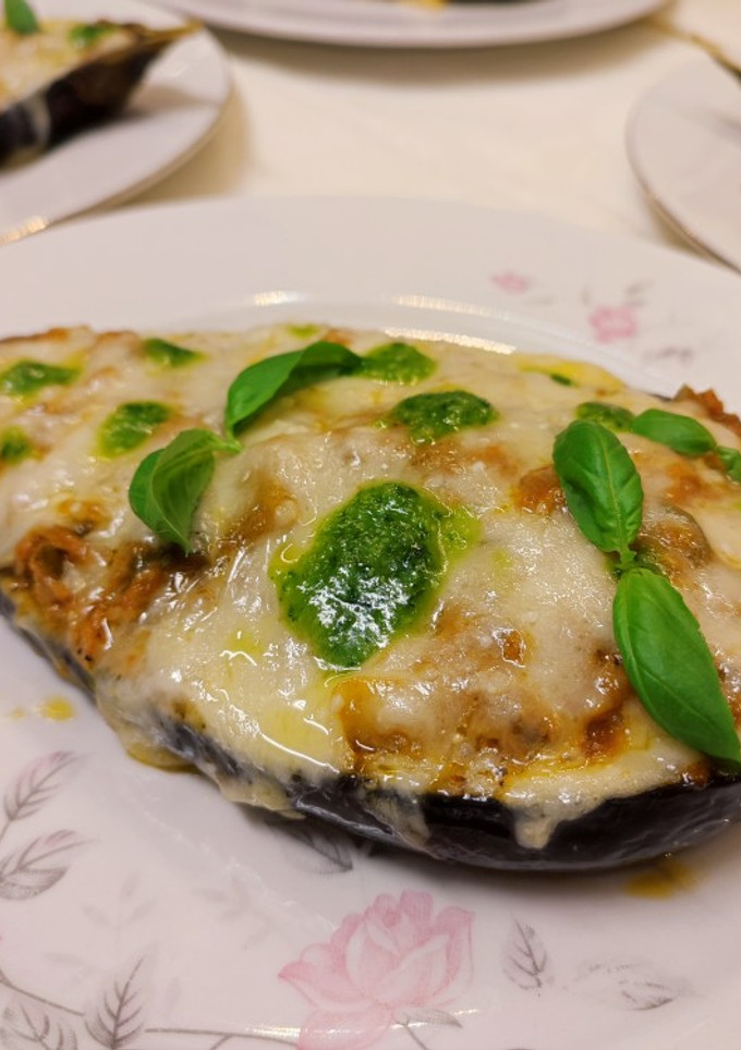 Una foto de Berenjenas al pesto de albahaca, rellenas de atún con tomate
