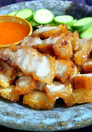 Hình của món Thịt ba chỉ chiên da giòn.