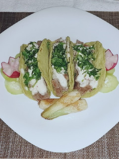Una foto de Tacos con tortillas de nopal estilo Alexito