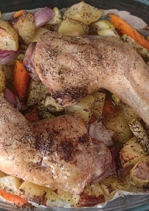 Une photo de Cuisses de poulet et légumes rôtis