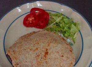 Una foto de Shawarma libanés con salsa tarator