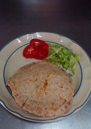 Una foto de Shawarma libanés con salsa tarator