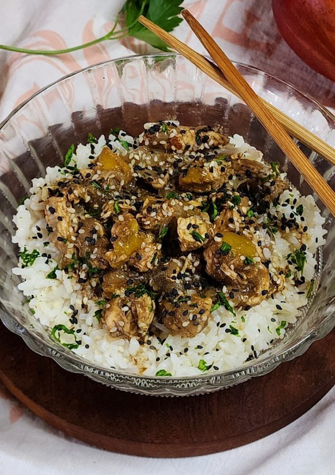 Una foto de 🫚🥭🍗 Pollo al wok con mango y jengibre🫚 🥭🍗