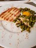 Colchón de arvejas con filete de pechuga a la plancha