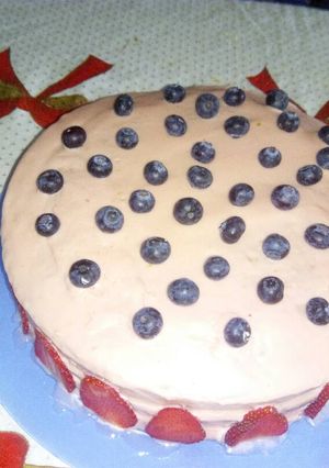 Una foto de Tarta de nata y frutos rojos