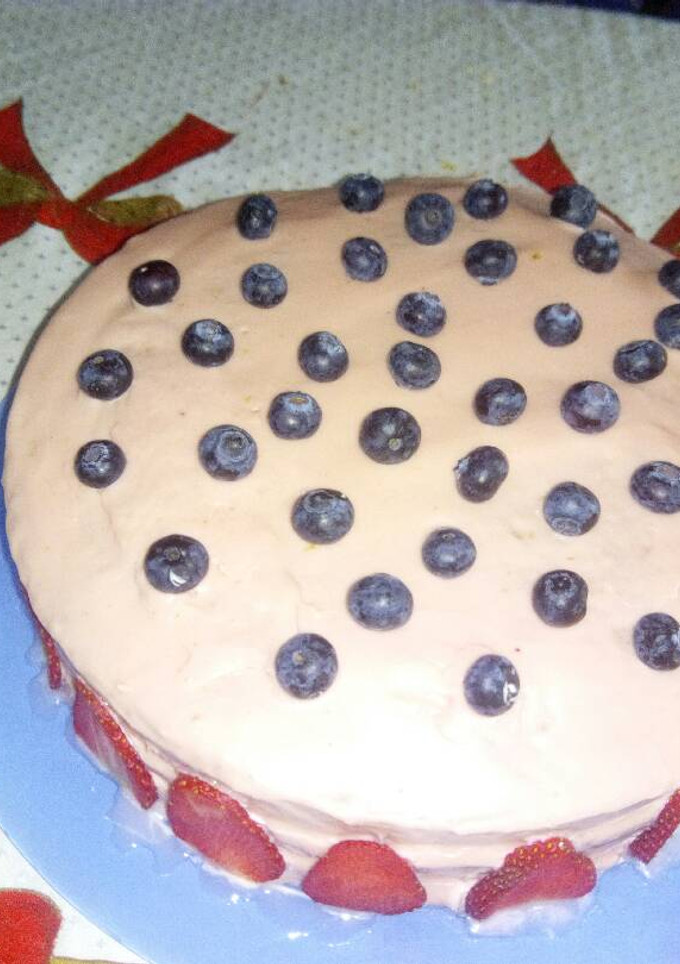 Una foto de Tarta de nata y frutos rojos