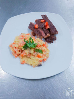 Una foto de Risotto de champiñones acompañado de lomo a la plancha 😋❤️
