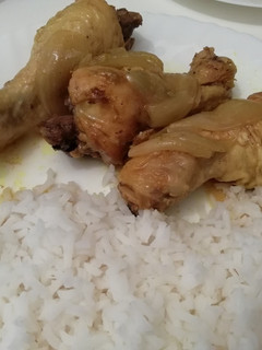 Una foto de Jamoncitos de pollo al curry con arroz
