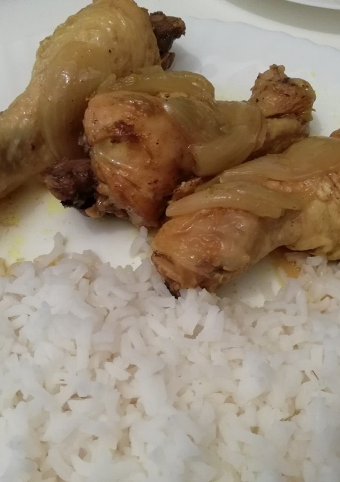 Una foto de Jamoncitos de pollo al curry con arroz