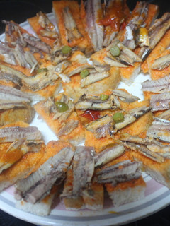 Una foto de Pan con tomate y sardinas