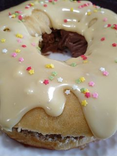 Una foto de Roscón de reyes de chocolate blanco y trufa