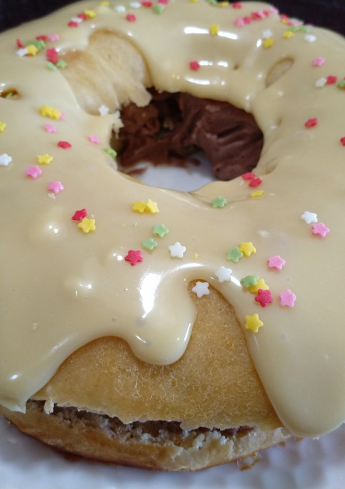 Una foto de Roscón de reyes de chocolate blanco y trufa