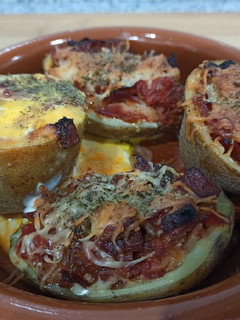 Una foto de Cazuelitas de patata🥔,jamón, bacon 🥓 y queso 🧀