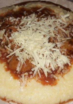 Una foto de Polenta cremosa con salsa ! 👌