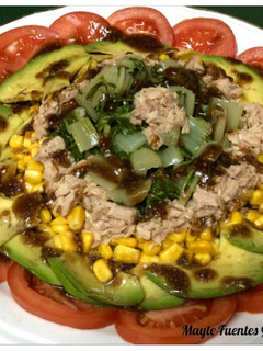 Una foto de Ensalada de acelgas, bonito, maíz, Aguacate y tomate