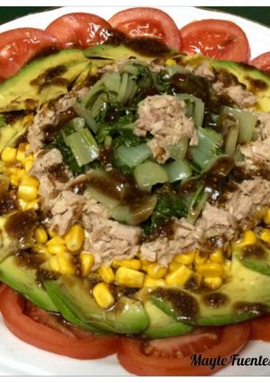 Foto principal de Ensalada de acelgas, bonito, maíz, Aguacate y tomate