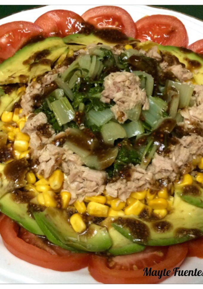 Una foto de Ensalada de acelgas, bonito, maíz, Aguacate y tomate