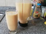 Una foto de jugo de fruta para desayuno